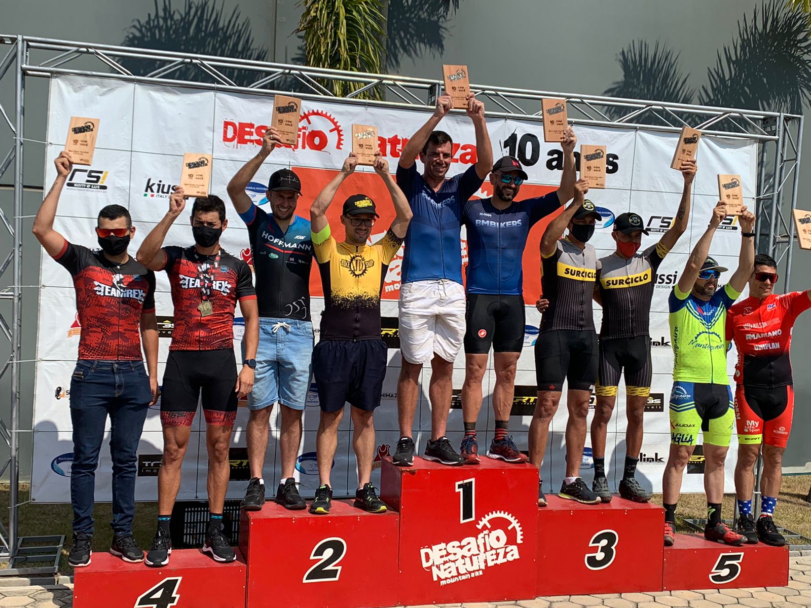 Foto - Atletas do grupo BMBIKERS ganharam medalhas, pódios e troféus em prova de ciclismo disputada em Lorena