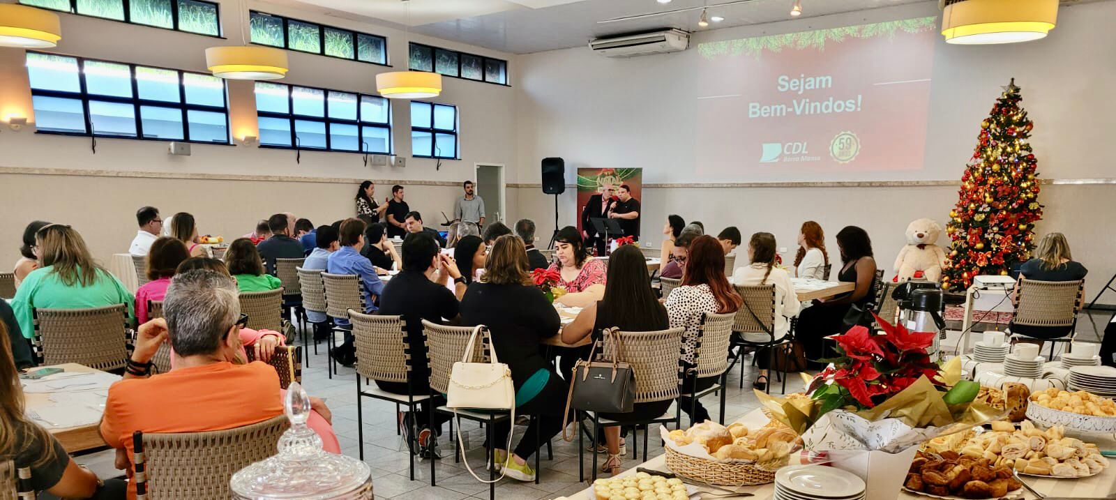 Foto -  Café da Manhã especial de Natal na CDL com homenagens, sorteios e ações da entidade