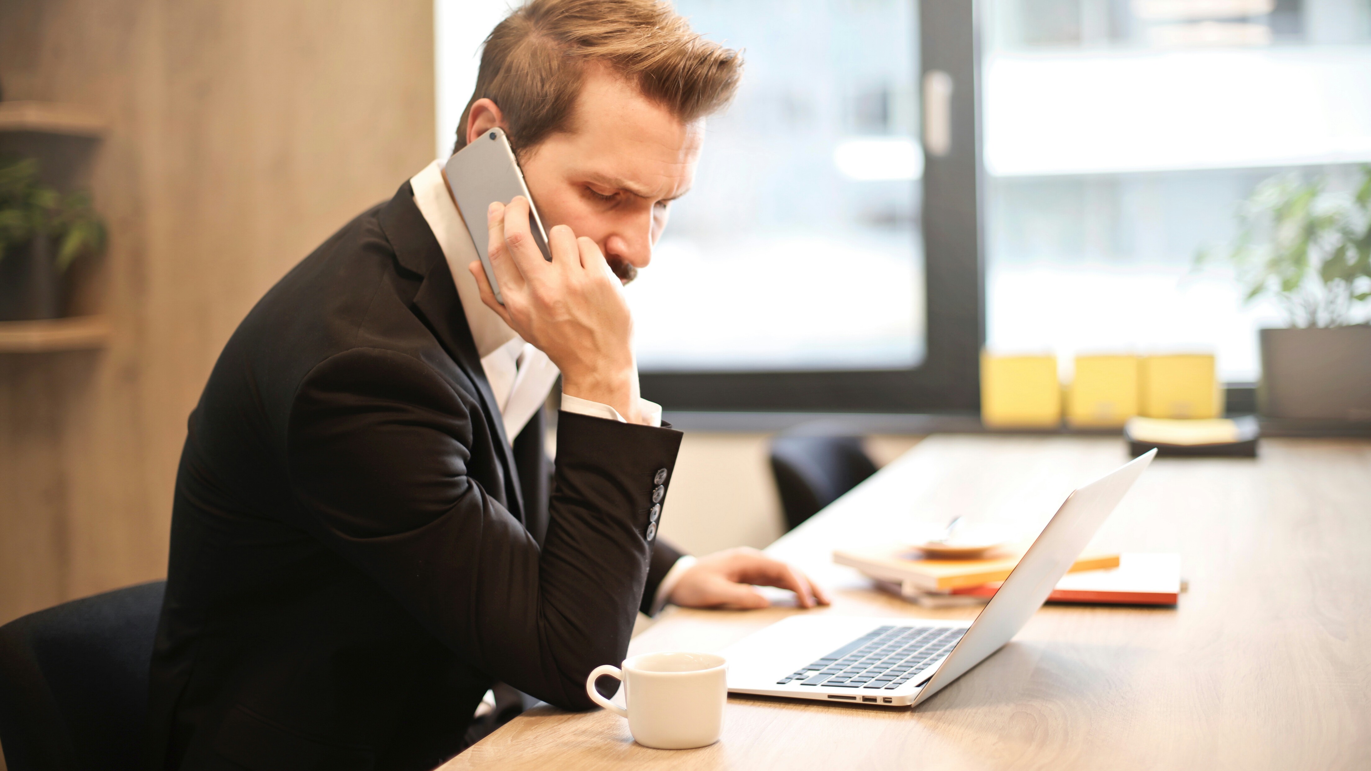 Foto - Lei Estadual: Telefone do SAC deve constar no site da empresa.