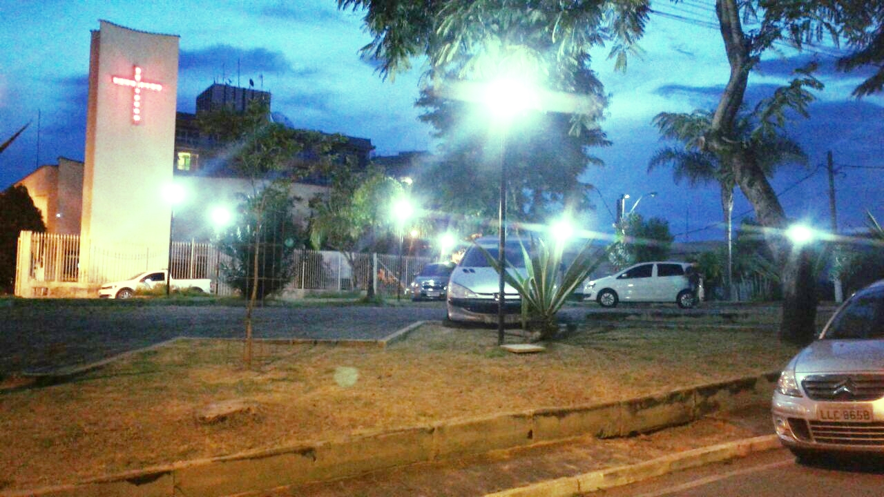 Foto - Após furto de cabos, nossa praça volta a ter iluminação.
