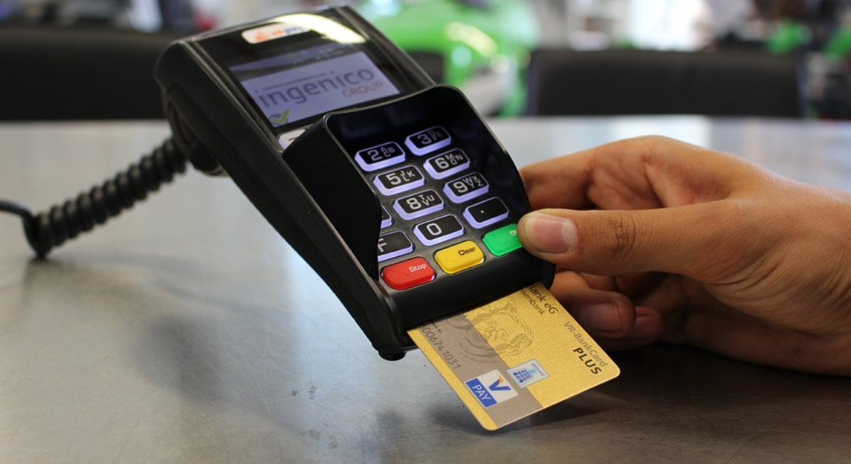 Foto - 4 em cada 10 brasileiros que vendem vale-refeição usam valor para pagar contas