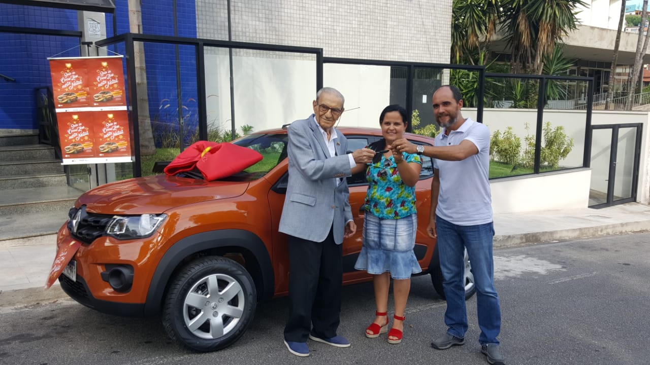 Foto - CDL de Barra Mansa entrega carro à ganhadora da campanha de Natal