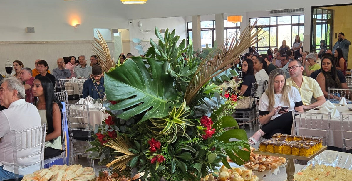 Foto -   Homenagens, emoção e campanha de Natal marcam o último Café da Manhã da CDL Barra Mansa em 2025