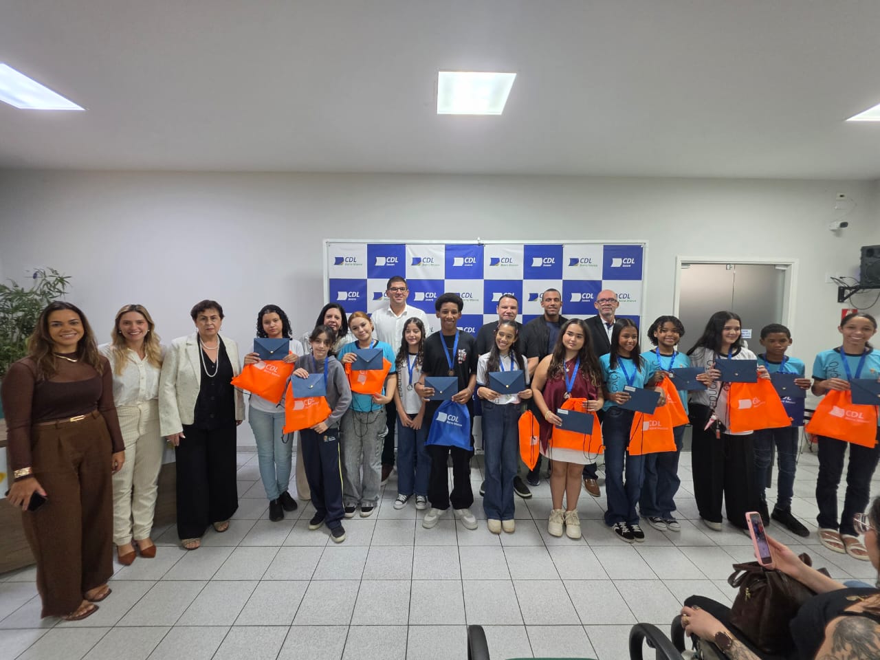 Foto - CDL Barra Mansa premia estudantes da rede municipal em concurso de redação sobre as mães  