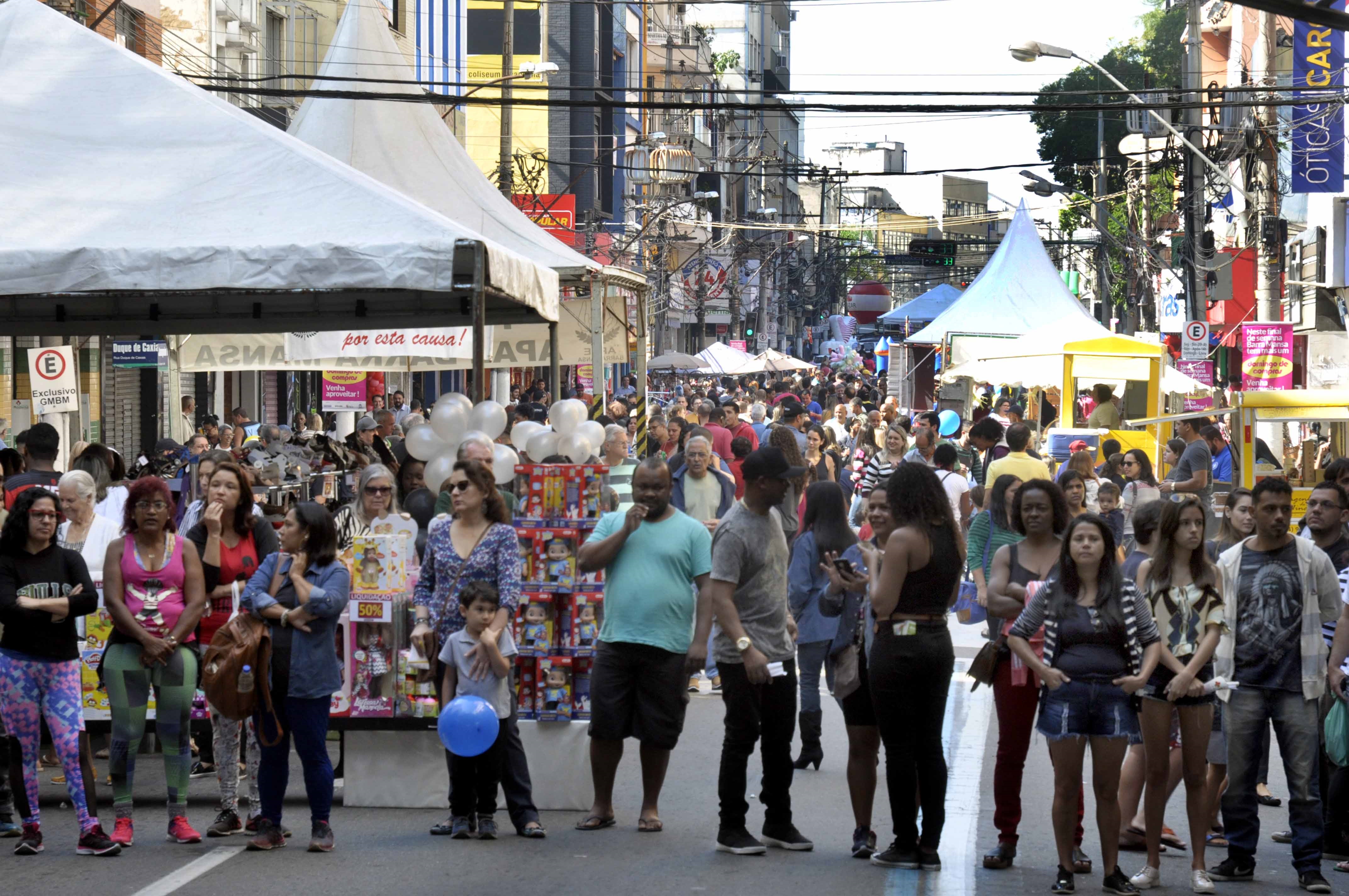 Foto - Domingo de Compras esquenta as vendas do Dia dos Namorados em Barra Mansa