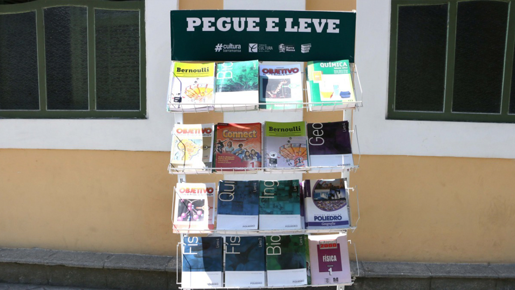 Foto - Doação de livros na Biblioteca Municipal: Barra Mansa realiza campanha de estímulo à leitura