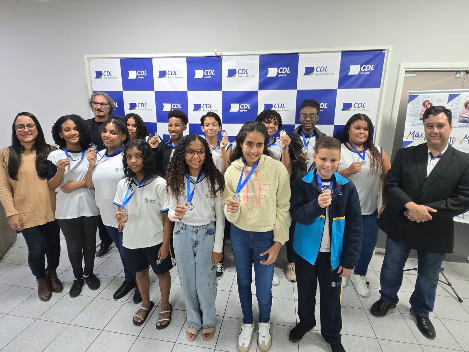 Foto - Estudantes da rede municipal de ensino são premiados no concurso de redação “Minha Mãe é Nota 10”, da CDL Barra Mansa