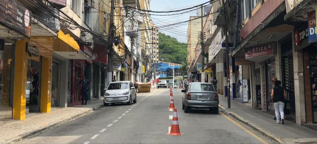 Foto - Mesmo com obra na rua, comércio na localidade da Rua Dr. Mário Ramos funciona normalmente.