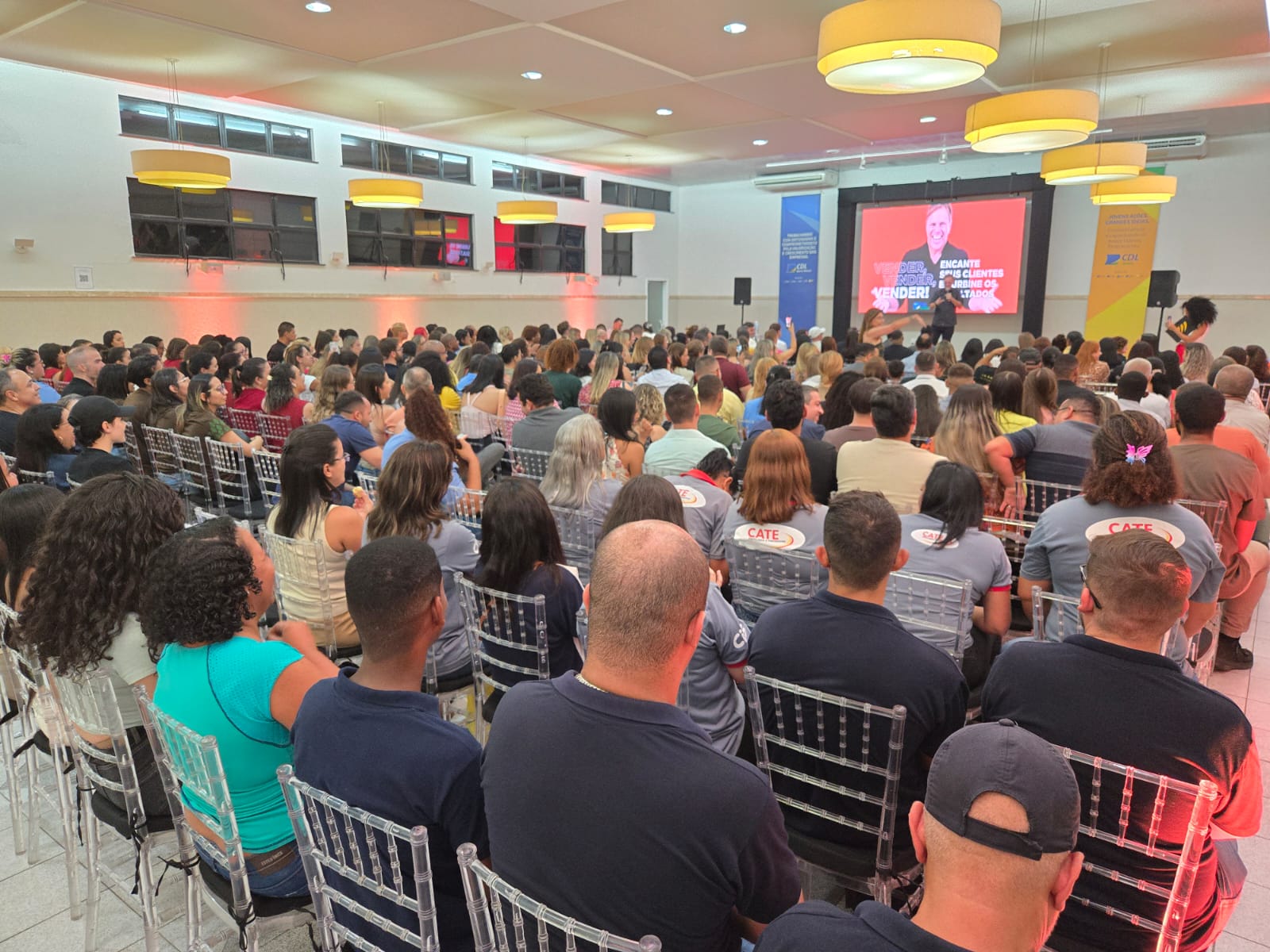 Foto - Pioneiro em vendas pela TV no Brasil, Ciro Bottini palestra para lojistas de Barra Mansa