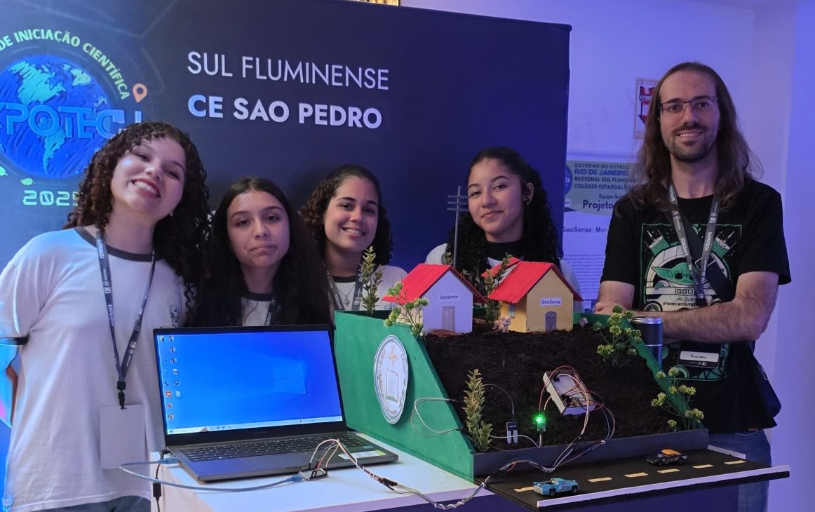 Foto - Projeto de alunas de Barra Mansa conquista o 1º lugar em uma das maiores feiras científicas e tecnológicas do estado do Rio
