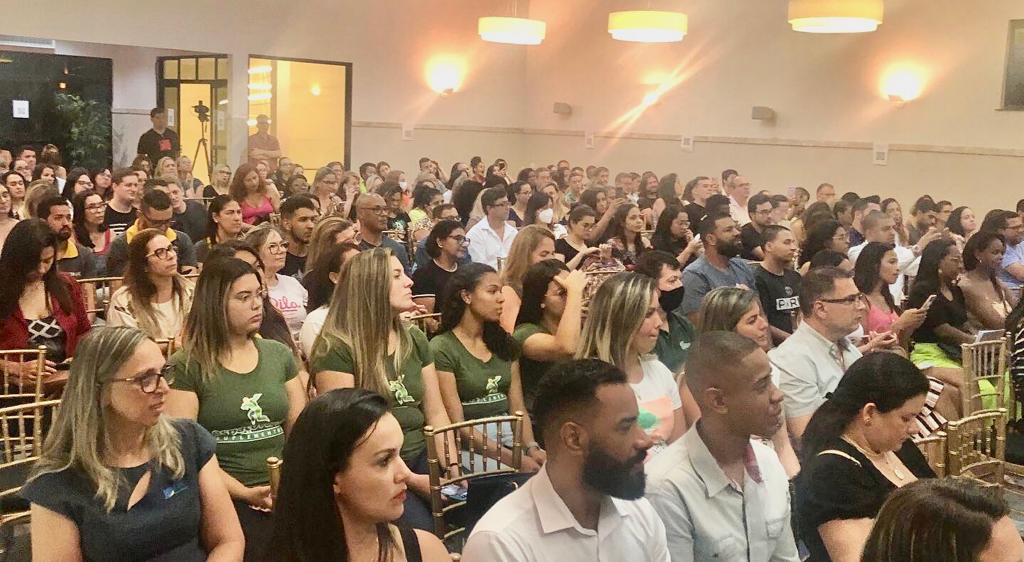 Foto - Empresários e suas equipes lotam o salão da CDL BM para palestra sobre motivação nas vendas